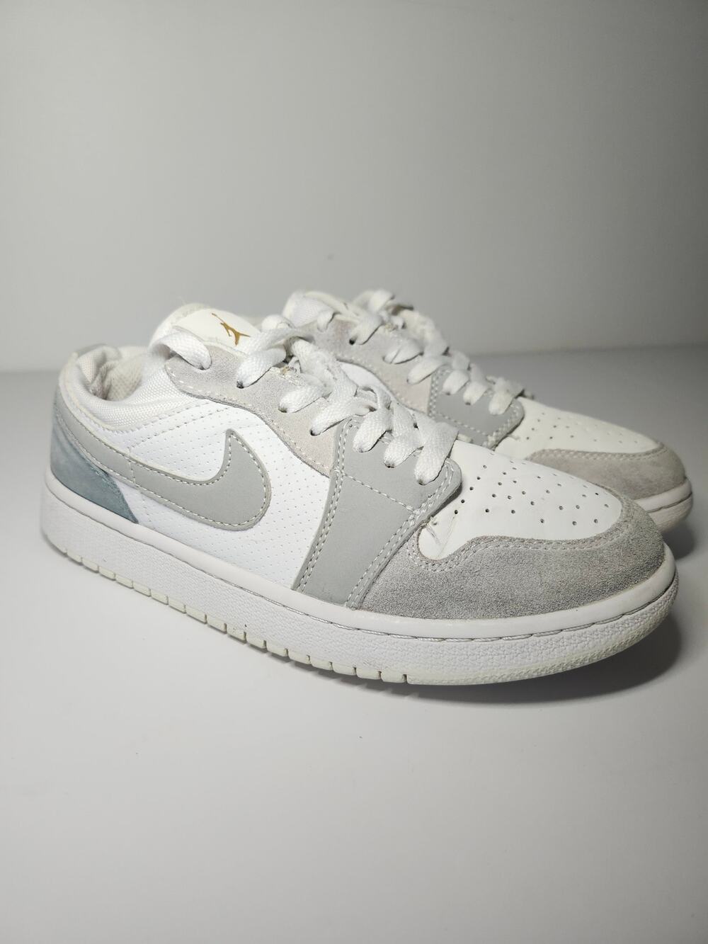 Air Jordan Women’s 1 Low SE White Grey Sz 8 Leather Casual Sneaker Streetwear